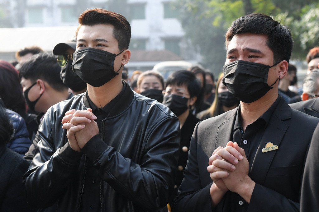 Khoảng 9h, linh cữu của NSND Hoàng Dũng rời nhà tang lễ và được đưa qua Nhà hát Kịch Hà Nội, nhà của đại gia đình ở phố Hàng Đường và nhà riêng ở phố Kim Mã trước khi về quê nhà Hưng Yên an táng.