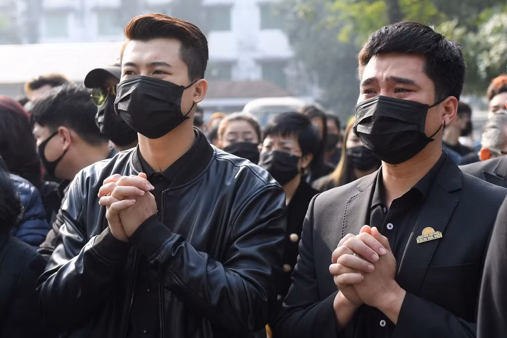 Khoảng 9h, linh cữu của NSND Hoàng Dũng rời nhà tang lễ và được đưa qua Nhà hát Kịch Hà Nội, nhà của đại gia đình ở phố Hàng Đường và nhà riêng ở phố Kim Mã trước khi về quê nhà Hưng Yên an táng.