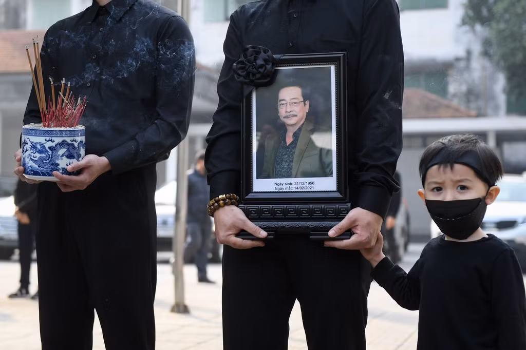 Trong 40 năm hoạt động nghệ thuật, NSND Hoàng Dũng đã tạo dựng tên tuổi với loạt vai diễn để đời trên sân khấu kịch Hà Nội như Hà Nội đêm trở gió, Ăn mày dĩ vãng, Ảo vọng, Mùa hoa sữa, Lời nguyền kẻ mơ, Tháp đoạn hồn. Sau khi về hưu năm 2016, ông tiếp tục cống hiến cho khán giả bằng những vai diễn phim truyền hình như Phan Quân của Người phán xử, Chủ tịch tỉnh Trần Nghĩa trong Sinh tử, ông Luật của Về nhà đi con.