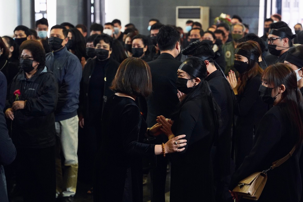 Trước khi NSND Hoàng Dũng qua đời, cố nghệ sĩ mong muốn tang lễ được tổ chức đơn giản, ấm áp, không bi lụy. Thế nhưng, gia đình, bạn bè, đồng nghiệp vẫn không giấu được những giọt nước mắt tiếc thương.