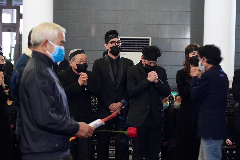 Việt Anh, Hồng Đăng, Thanh Hương, Quỳnh Nga, Trọng Lân, Chí Nhân, Thu Quỳnh... đều gọi nghệ sĩ theo cách thân thương nhất là bố. Trong tang lễ, diễn viên Chí Nhân cũng đeo khăn tang như một thành viên của gia đình.