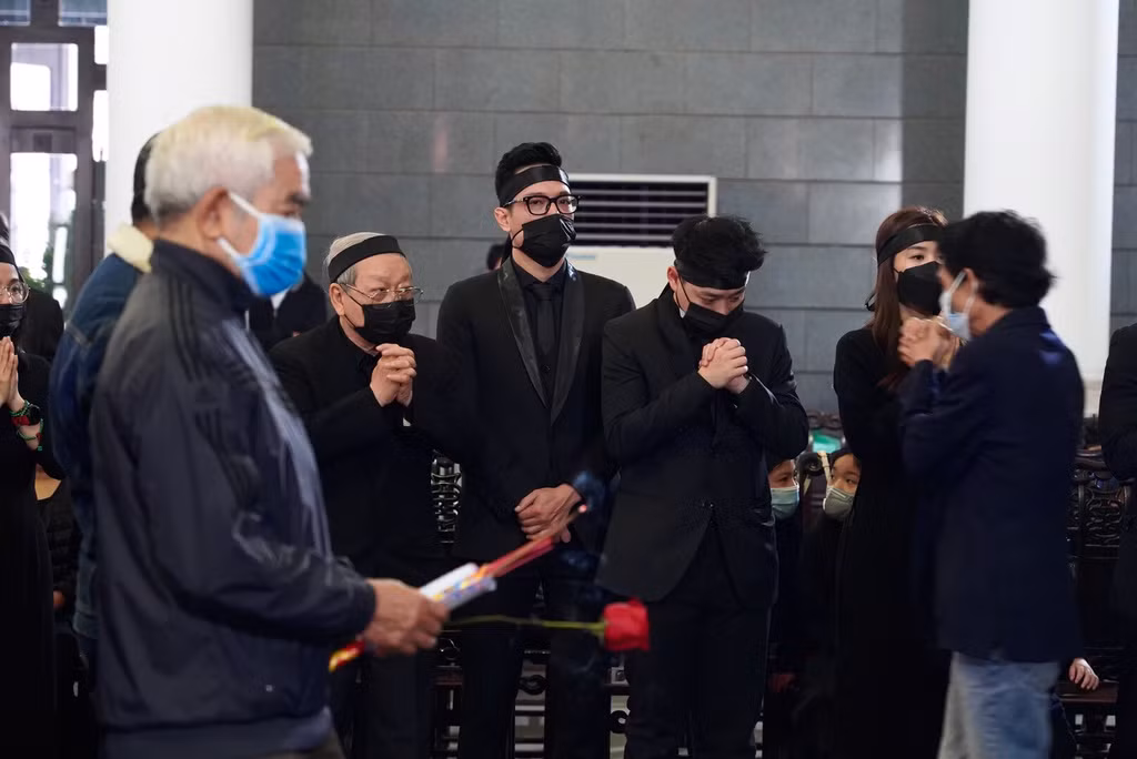 Việt Anh, Hồng Đăng, Thanh Hương, Quỳnh Nga, Trọng Lân, Chí Nhân, Thu Quỳnh... đều gọi nghệ sĩ theo cách thân thương nhất là bố. Trong tang lễ, diễn viên Chí Nhân cũng đeo khăn tang như một thành viên của gia đình.