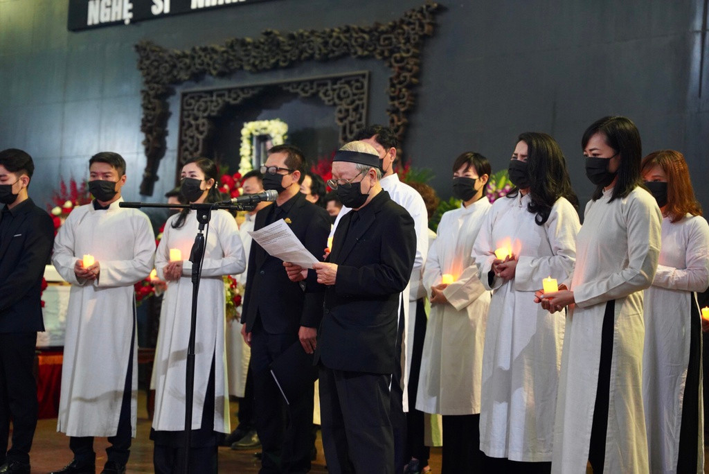 Các nghệ sĩ của Nhà hát Kịch Hà Nội mặc áo dài trắng, tái hiện một đoạn trong vở kịch Tiếng đàn vùng Mê Thảo. Đây là tác phẩm gắn bó với tên tuổi của NSND Hoàng Dũng lúc sinh thời. Khi giai điệu bài hát Kiếp tằm của nhạc sĩ Tiến Minh vang lên, nhiều người đã khóc. NSND Hoàng Dũng cũng được ví với hình ảnh nhân vật Bá Nhỡ, như con tằm nhả tơ đến cuối đời, cống hiến hết mình cho nghệ thuật.