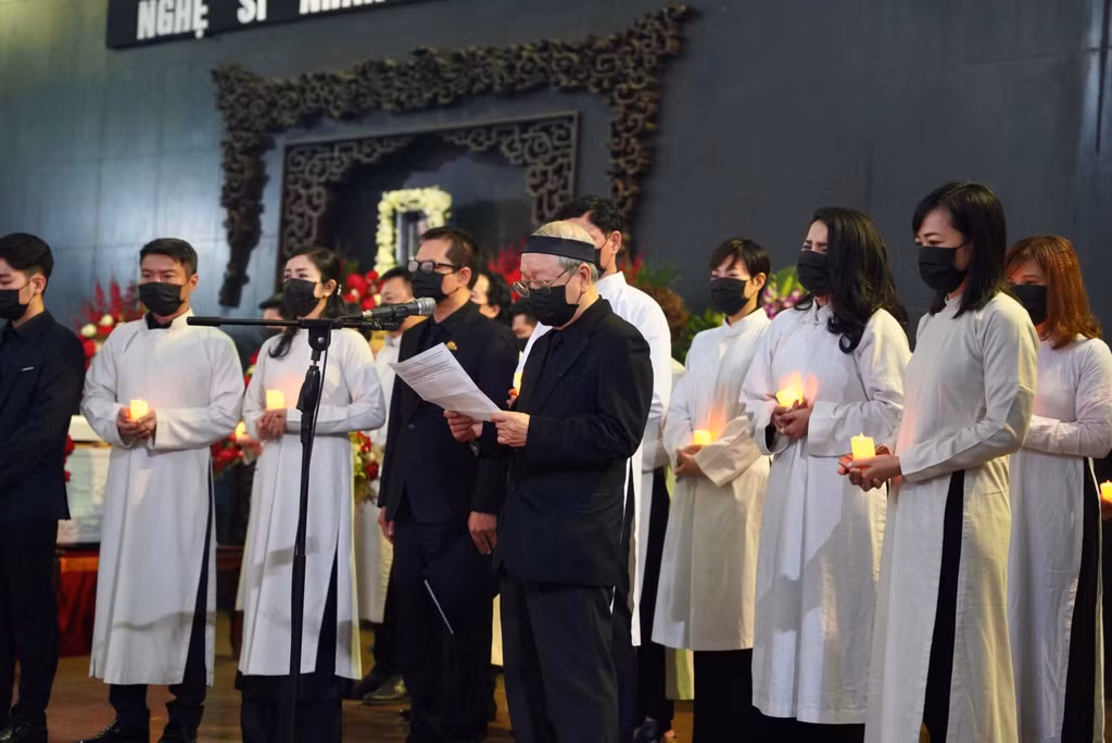 Các nghệ sĩ của Nhà hát Kịch Hà Nội mặc áo dài trắng, tái hiện một đoạn trong vở kịch Tiếng đàn vùng Mê Thảo. Đây là tác phẩm gắn bó với tên tuổi của NSND Hoàng Dũng lúc sinh thời. Khi giai điệu bài hát Kiếp tằm của nhạc sĩ Tiến Minh vang lên, nhiều người đã khóc. NSND Hoàng Dũng cũng được ví với hình ảnh nhân vật Bá Nhỡ, như con tằm nhả tơ đến cuối đời, cống hiến hết mình cho nghệ thuật.