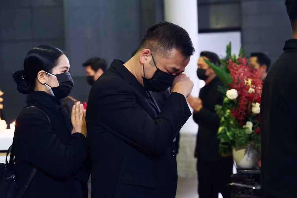 "Những ngày của tháng 12/2020, Dũng đau đớn trong người lắm nhưng vẫn cố gắng. Hình như bạn linh cảm cuộc chia tay không hẹn trước hay sao ấy. Giờ nghĩ lại khoảng thời gian dày đặc kín lịch mà bạn tham gia mấy dự án như thể bạn đang chạy đua cùng thời gian. Những lúc không quay, mọi người lại xoa bóp để bạn đỡ đau. Đạo diễn Trịnh Lê Phong và cả đoàn chốc chốc lại gặng hỏi bạn có cần nghỉ không. Nhưng bạn vẫn cười và bảo 'không sao, cứ làm đi'", NSƯT Minh Vượng nhớ về đồng nghiệp.