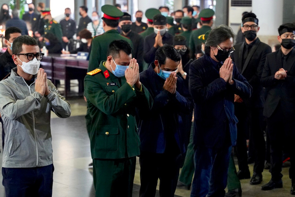 Ra đi ở tuổi 65, NSND Hoàng Dũng để lại niềm tiếc thương vô hạn trong lòng đồng nghiệp, bạn bè, khán giả. Ông lâm bệnh khi đang quay dở dang bộ phim truyền hình Trở về giữa yêu thương. Theo chia sẻ từ nghệ sĩ Minh Vượng, những ngày cuối ở trường quay, Hoàng Dũng cố nén cơn đau để hoàn thành các phân đoạn.