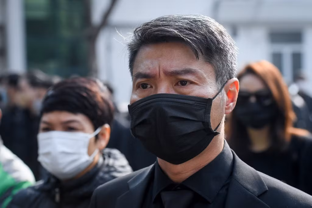 Nghệ sĩ Công Lý, Phó Giám đốc Nhà hát kịch Hà Nội, chia sẻ đối với anh, NSND Hoàng Dũng giống như một người truyền lửa. Anh nói: "Nếu không có NSND Hoàng Dũng thì có lẽ sẽ không có Công Lý của ngày hôm nay. Tôi lựa chọn vào nhà hát cũng vì yêu mến tài năng của anh Hoàng Dũng. Chúng tôi có nhiều kỷ niệm vui buồn. Ngay cả khi đã về hưu, anh vẫn thường xuyên động viên tôi".