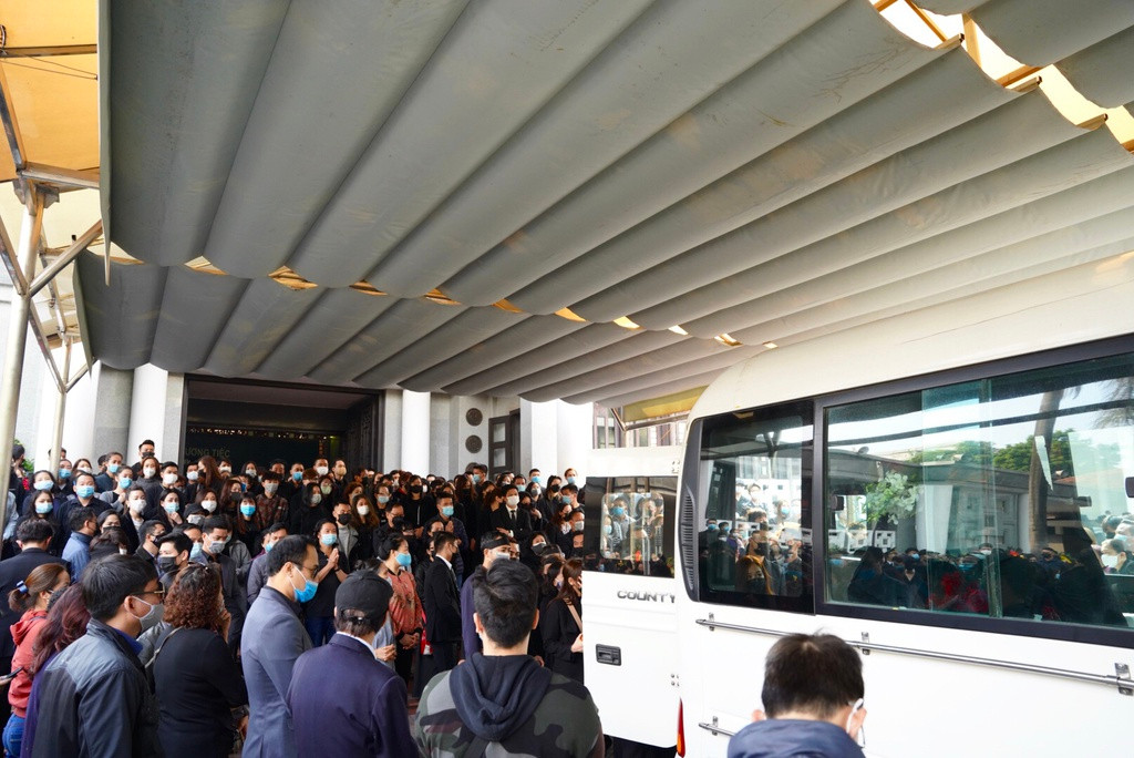 Anh trai của NSND Hoàng Dũng thay mặt gia quyến nói lời cảm ơn sau cùng: "Dũng ơi, người ta nói nghệ thuật chọn em, nhưng em cũng đã dâng hiến cả đời mình cho nghệ thuật. Con đường này đưa em đến nhiều tầng cao, gặt hái nhiều hoa thơm trái ngọt. Nhưng trên tất cả là tình yêu thương, ngưỡng mộ của khán giả, đồng nghiệp cùng sự kính trọng".