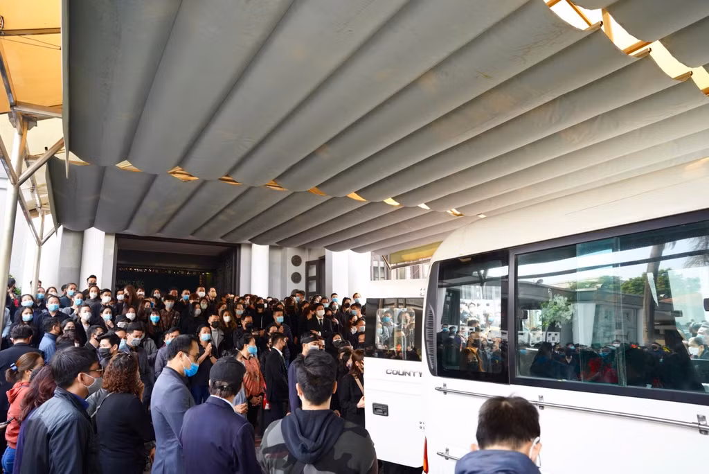 Anh trai của NSND Hoàng Dũng thay mặt gia quyến nói lời cảm ơn sau cùng: "Dũng ơi, người ta nói nghệ thuật chọn em, nhưng em cũng đã dâng hiến cả đời mình cho nghệ thuật. Con đường này đưa em đến nhiều tầng cao, gặt hái nhiều hoa thơm trái ngọt. Nhưng trên tất cả là tình yêu thương, ngưỡng mộ của khán giả, đồng nghiệp cùng sự kính trọng".