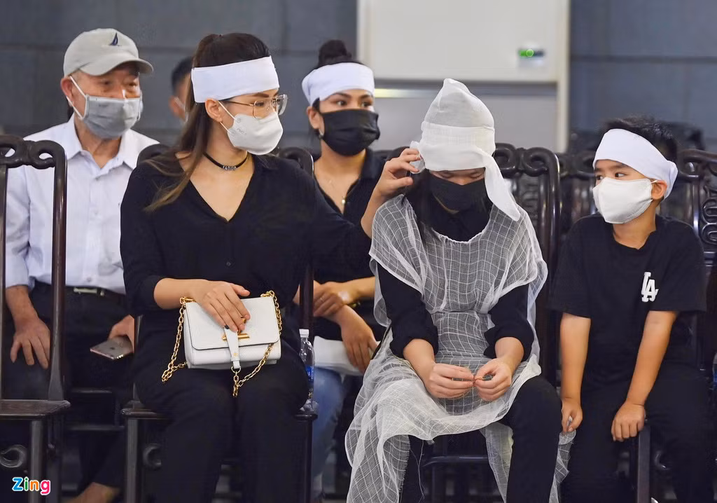 Chia sẻ với Zing, Trần Bảo Linh - em dâu của Thu Thủy - cho biết sự ra đi của chị là cú sốc lớn đối với gia đình. Ba ngày qua, người thân của cô nén nỗi đau vào lòng để lo liệu lễ tang cho Thu Thủy. Hoa hậu Việt Nam 1994 ra đi ở tuổi 45.