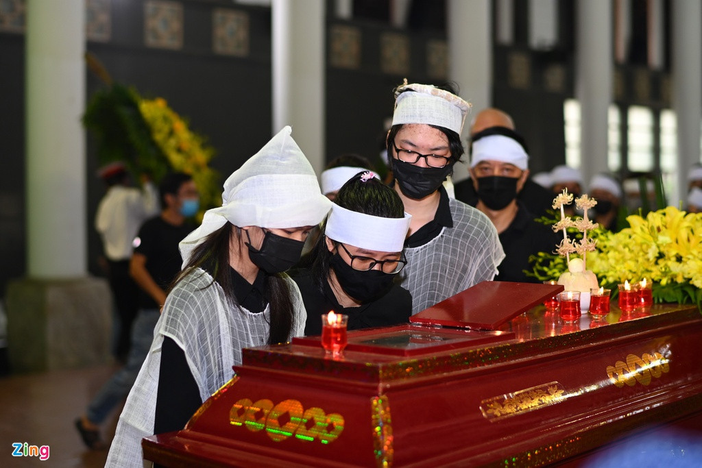 Các con và gia đình nhìn Thu Thủy lần cuối trước giờ đưa tang. Duy Anh (ngoài cùng) - con trai đầu của Hoa hậu Việt Nam 1994 - hiện học tại TP.HCM và sống cùng cha.