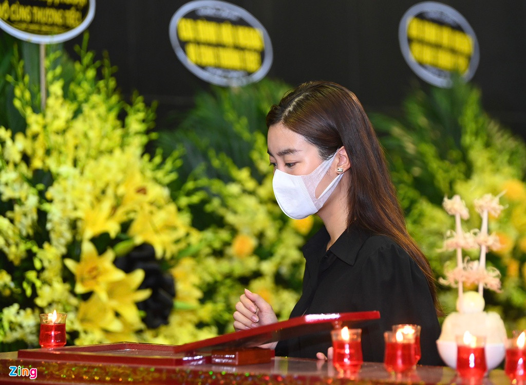 Hoa hậu Đỗ Mỹ Linh nghẹn ngào khi đứng trước linh cữu của đàn chị. Mỹ Linh cho biết lần gặp gần nhất của cô với Thu Thủy là vào dịp kỷ niệm 30 năm cuộc thi Hoa hậu Việt Nam. "Tôi luôn ngưỡng mộ chị Thủy vì tính cách độc lập, mạnh mẽ và thông minh. Tôi được truyền cảm hứng về niềm đam mê với thể thao từ chị", cô nói.