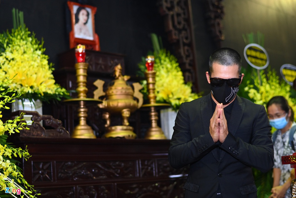 Đạo diễn Việt Tú có mặt từ sớm để tiễn đưa Thu Thủy. Anh kể lần cuối cùng gặp cô cách đây khoảng một tháng. Khi ấy, người đẹp sinh năm 1976 rạng rỡ, tràn đầy năng lượng. "Thủy chia sẻ nhiều với tôi về việc chạy bộ, tập yoga. Khi biết tin Thủy ra đi đột ngột, tôi rất bất ngờ", anh nói với Zing.