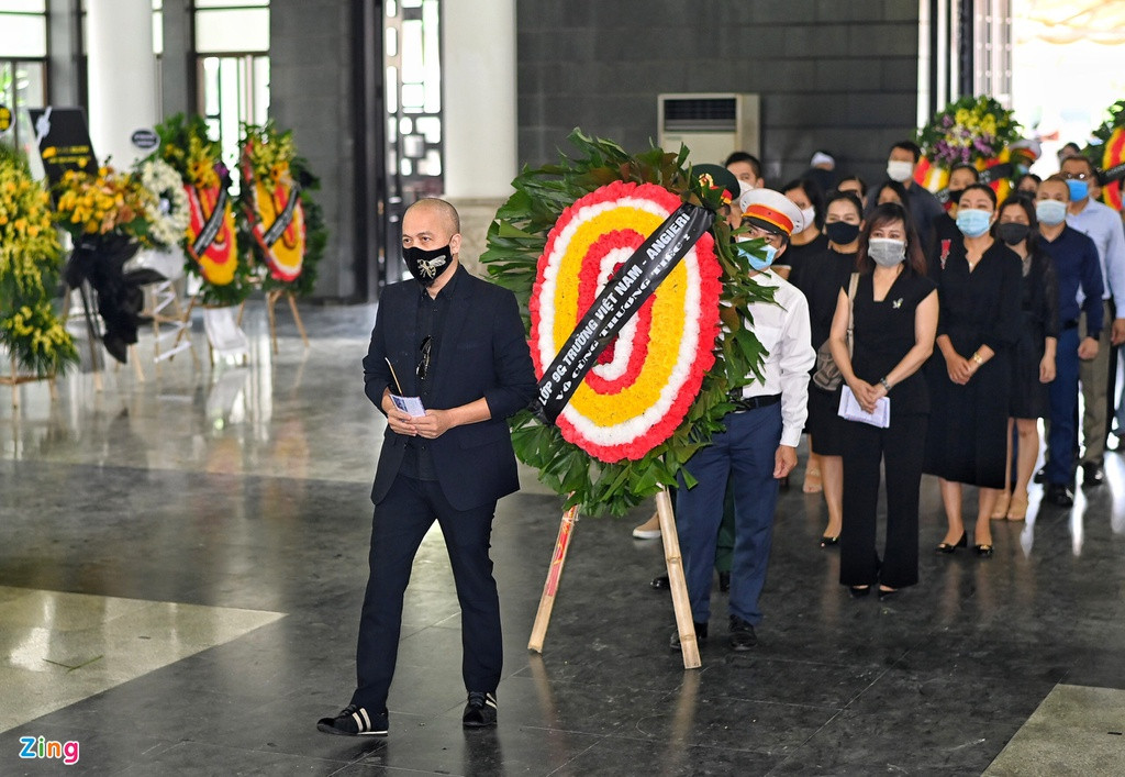 NTK Đức Hùng có mặt ở nhà tang lễ để nhìn mặt Thu Thủy lần cuối. Cô ra đi đột ngột, để lại niềm thương tiếc, xót xa trong lòng những người ở lại. Theo chia sẻ từ gia đình, những ngày cuối đời, hoa hậu bị ốm, kiệt sức, không ăn uống được.