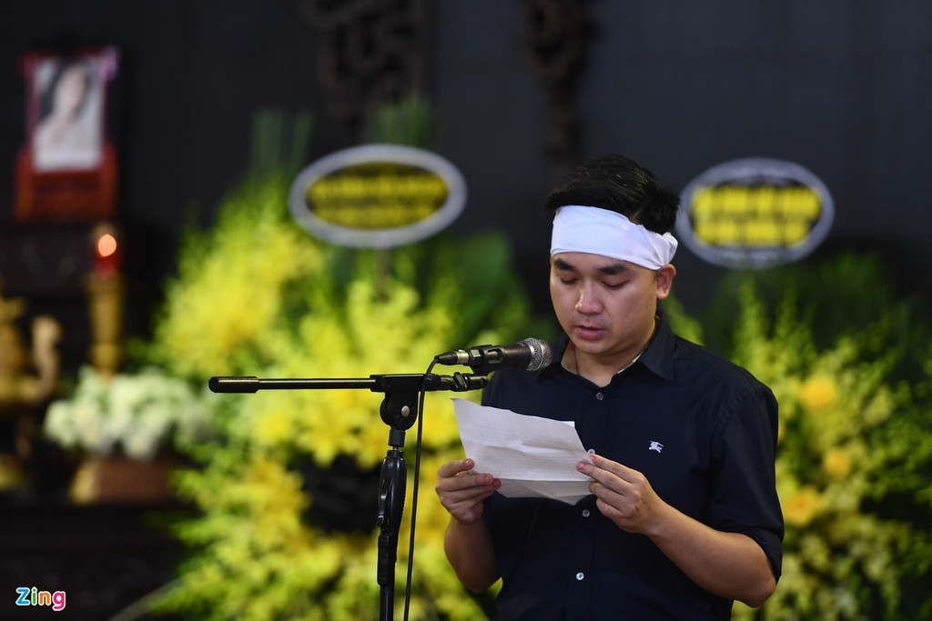 Anh Minh Thắng - em trai của Thu Thủy - đọc điếu văn và gửi lời cảm tạ của gia đình. "Những ngày qua, gia đình chúng tôi nhận được nhiều lời chia sẻ, động viên từ đồng nghiệp, bạn bè. Chúng tôi biết ơn vì điều đó. Trong lòng tôi, chị Thủy là người phụ nữ nghị lực, chu đáo. Nhiều năm gần đây, chị đam mê thể thao và truyền cảm hứng đó đến với nhiều người. Chị hãy an tâm ra đi. Em sẽ chăm sóc mẹ và các cháu", anh chia sẻ tại lễ