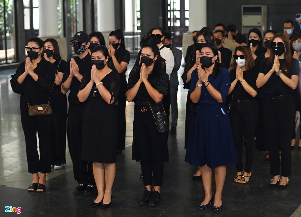 Hội người mẫu Hà Nội viếng Thu Thủy. Hoa hậu Nguyễn Thu Thủy sinh năm 1976 trong một gia đình trí thức tại Nam Định. Cô từng theo học tại Học viện Ngoại giao Hà Nội. Thu Thủy tham gia cuộc thi Hoa hậu Việt Nam 1994 và giành ngôi vị cao nhất. Ngoài ra, cô cũng giành giải thí sinh có câu trả lời ứng xử hay nhất tại cuộc thi.