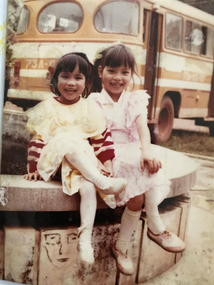 Hồ Ngọc Hà sinh năm 1984, cô mang một phần dòng máu Pháp nên có vẻ đẹp rất tây. Ngay cả giai đoạn sún răng như trong ảnh, cô vẫn rất xinh và đáng yêu.