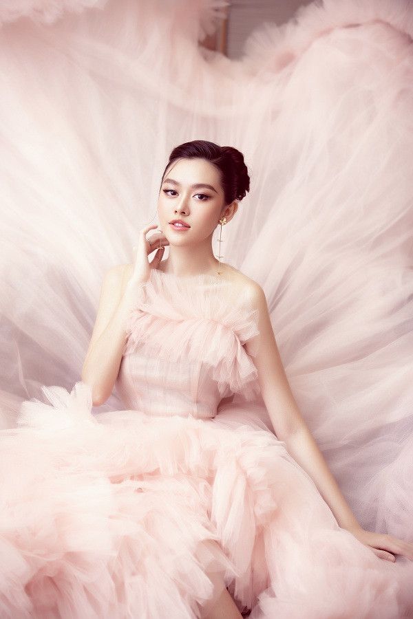 Gương mặt xinh xắn, dáng vẻ mảnh mai của nàng hậu vô cùng phù hợp với hình ảnh trong trẻo, như một nàng công chúa.