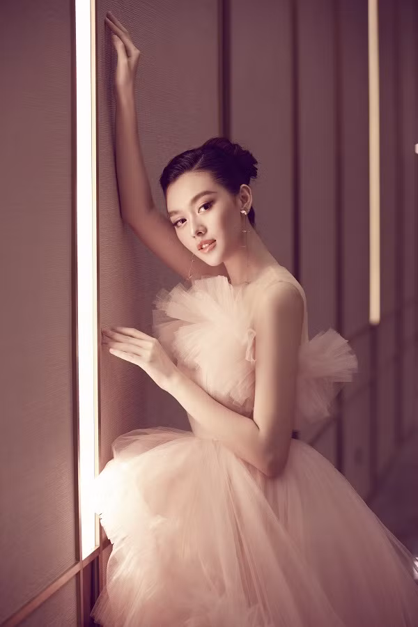 Tại sự kiện, Tường San diện chiếc đầm của NTK Nguyễn Minh Công. Với thiết kế xếp ly phồng theo tầng cùng màu hồng pastel ngọt ngào, chiếc váy đã giúp Á hậu Tường San ghi điểm với phong cách nhẹ nhàng, nữ tính.