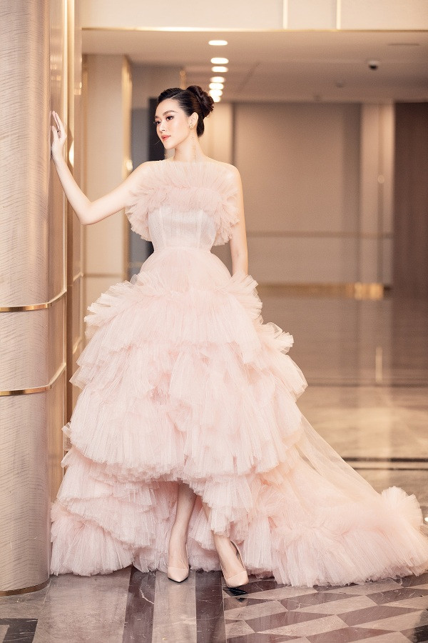 Được biết ngoài công việc chăm lo cho gia đình nhỏ, nàng hậu ấp ủ kế hoạch kinh doanh của riêng mình trong lĩnh vực thời trang.