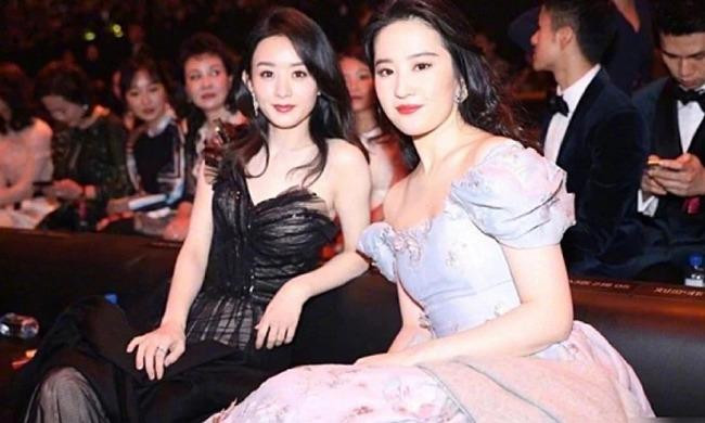 Chụp chung khung hình với Triệu Lệ Dĩnh, từ gương mặt đến vóc dáng của mỹ nhân họ Lưu đều to hơn hẳn. 