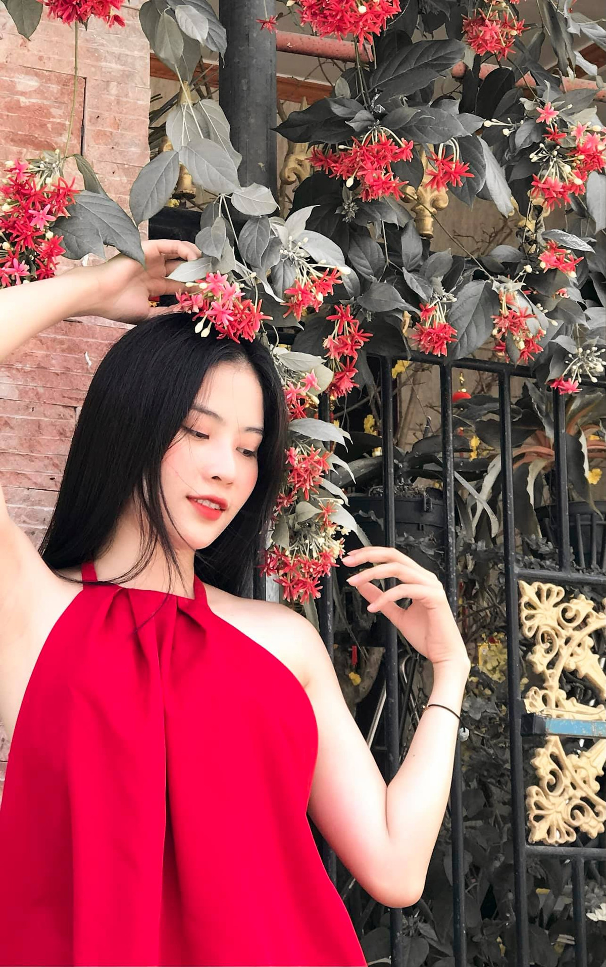 Chị gái Nam Em còn vướng tranh cãi khi tiết lộ yêu đơn phương Thanh Hằng. Ngoài ra, chuyện hẹn hò của Lệ Nam và bạn trai người mẫu Sỹ Hưng cũng hút nhiều sự chú ý của công chúng.