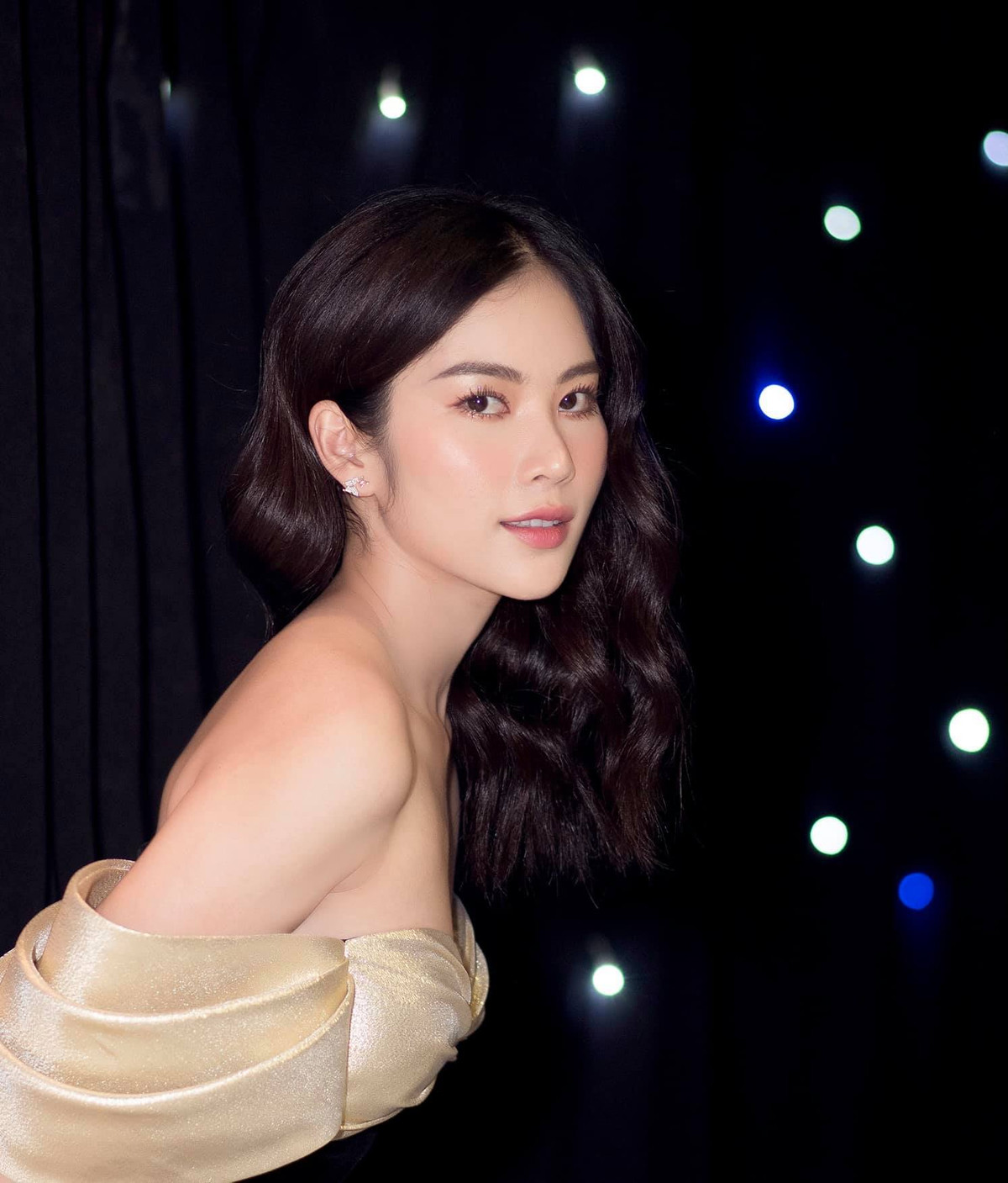 Người đẹp Tiền Giang được khen xinh đẹp không kém cạnh cô em gái song sinh - Hoa khôi Nam Em.