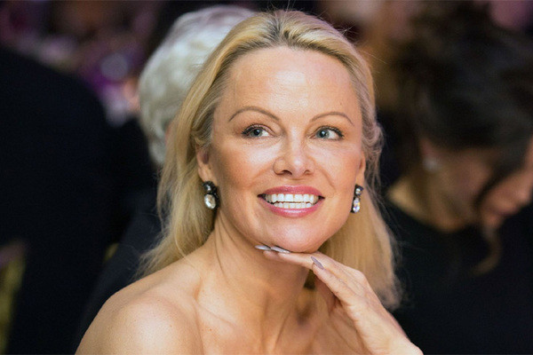 Pamela Anderson sinh năm 1967, từng nổi như cồn khi tham gia show truyền hình Baywatch. Mới đây Pamela Anderson đã bán biệt thự ở Malibu giá 11,8 triệu USD (khoảng 276 tỷ), thấp hơn 3 triệu USD so với dự định.