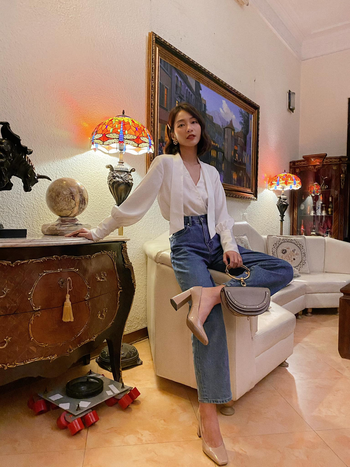 Trong phim, Khả Ngân hóa vai xuất sắc cô nàng tiểu thư sang chảnh với những màn lên đồ đẹp chất ngất.