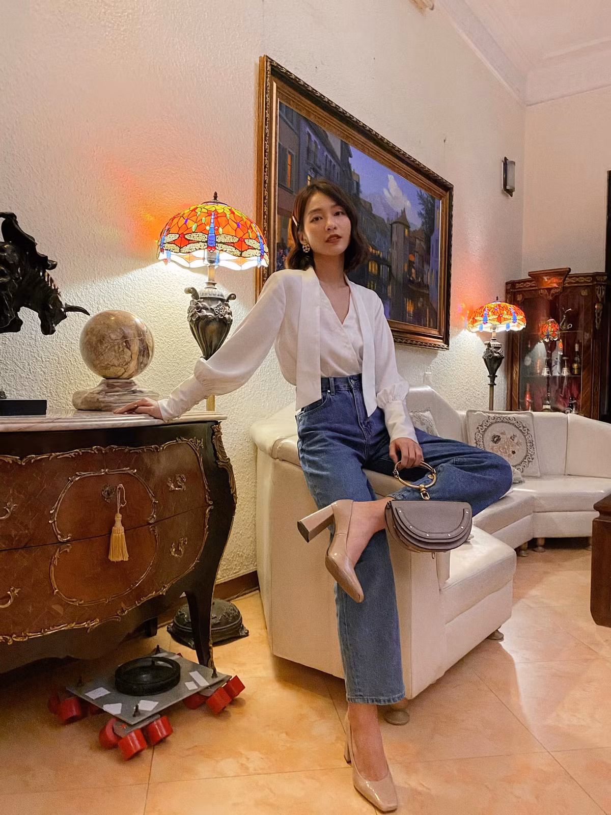 Trong phim, Khả Ngân hóa vai xuất sắc cô nàng tiểu thư sang chảnh với những màn lên đồ đẹp chất ngất.