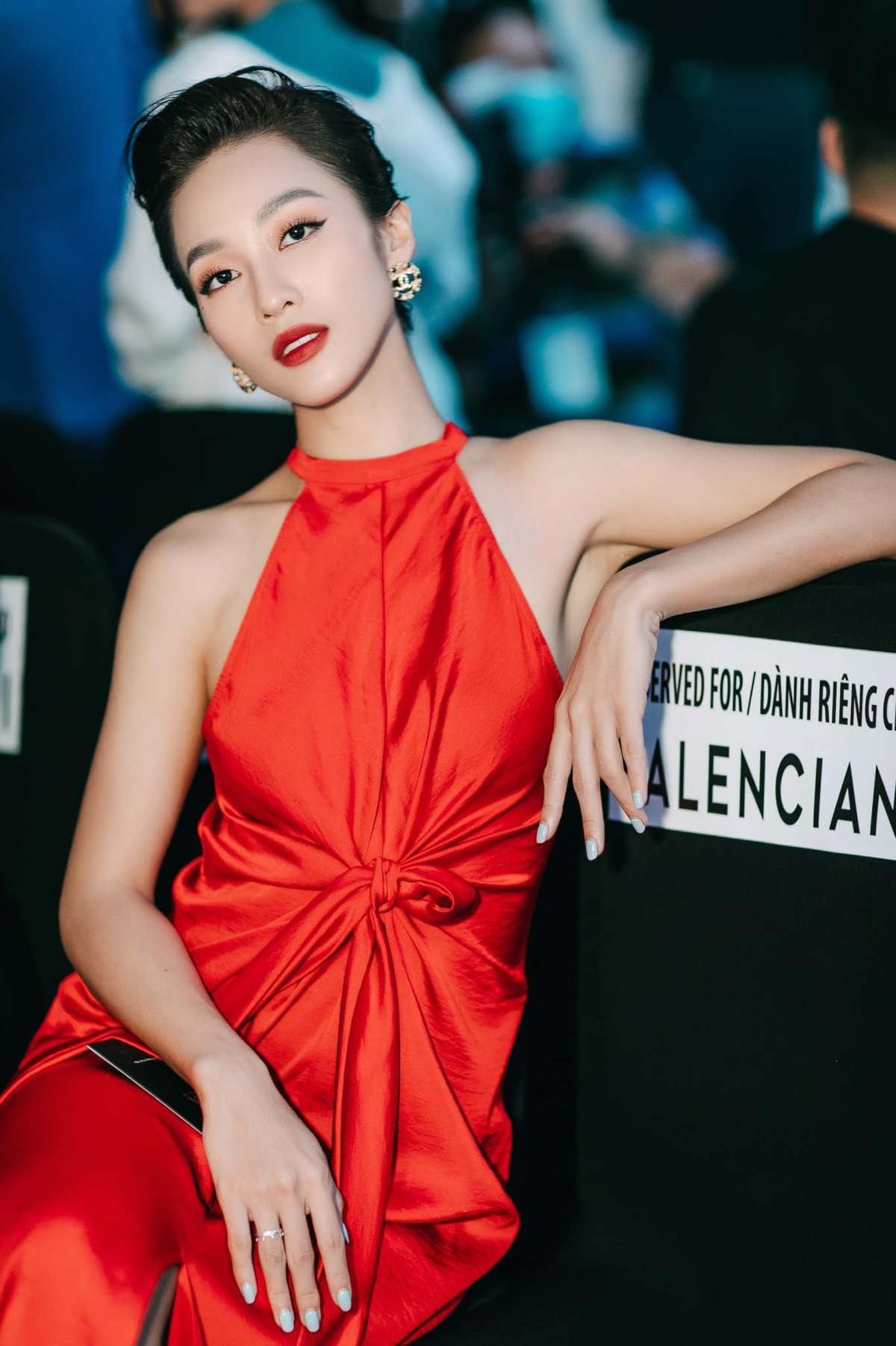 Trước "11 tháng 5 ngày", diễn viên Khả Ngân từng tham gia các phim như: "Hậu duệ mặt trời", "100 ngày bên em"...