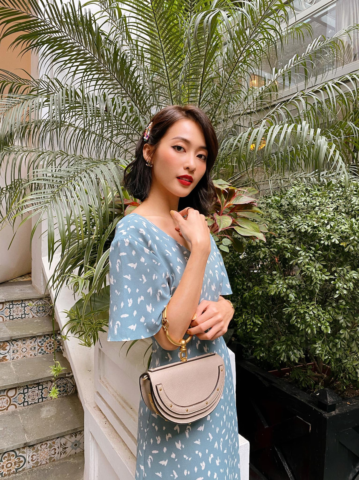 Trang phục của Khả Ngân nhận vô số lời khen ngợi "chuẩn quý tộc", đẹp mà sang.