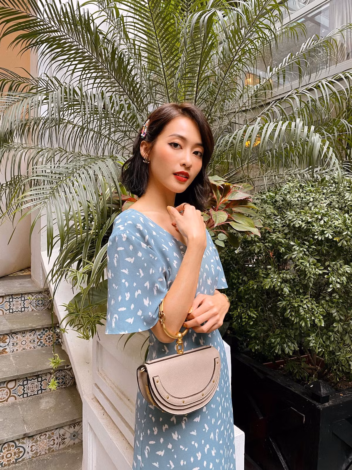 Trang phục của Khả Ngân nhận vô số lời khen ngợi "chuẩn quý tộc", đẹp mà sang.