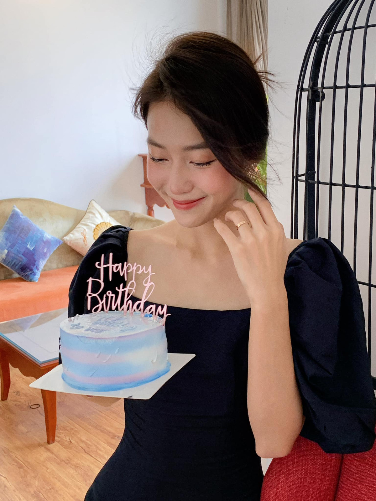 Theo tiết lộ của nữ diễn viên, cô sụt cân nghiêm trọng chỉ còn 42kg. Tuy vậy, hiện tại sức khỏe của Khả Ngân đã ổn định.