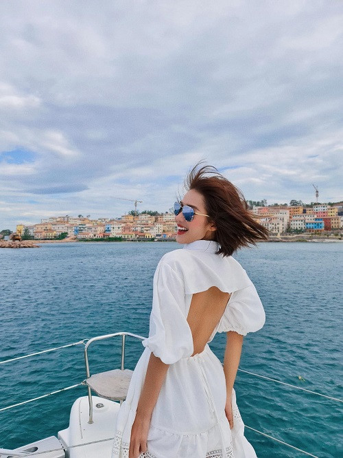 Bên cạnh đó, Khả Ngân được biết đến là người mẫu ảnh của nhiều hãng thời trang từ khi còn đi học.