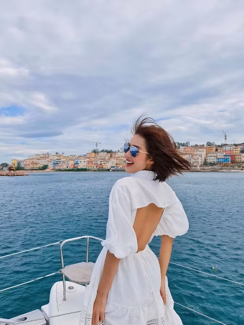 Bên cạnh đó, Khả Ngân được biết đến là người mẫu ảnh của nhiều hãng thời trang từ khi còn đi học.