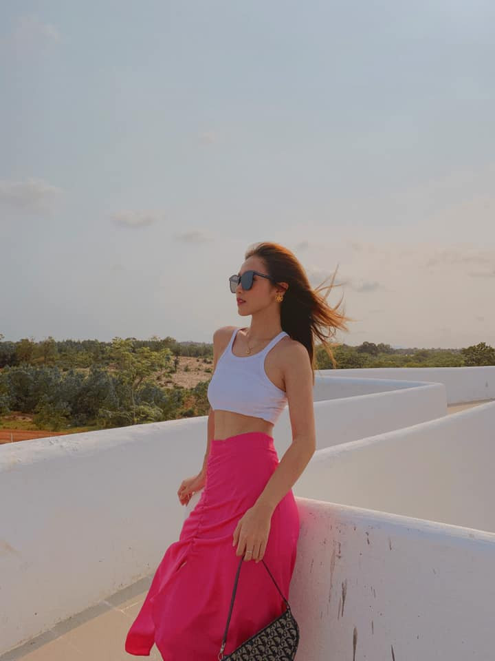 Ngoài ra, người đẹp sinh năm 1997 còn lấn sân lĩnh vực ca hát, xây dựng hình tượng người nghệ sĩ đa năng.