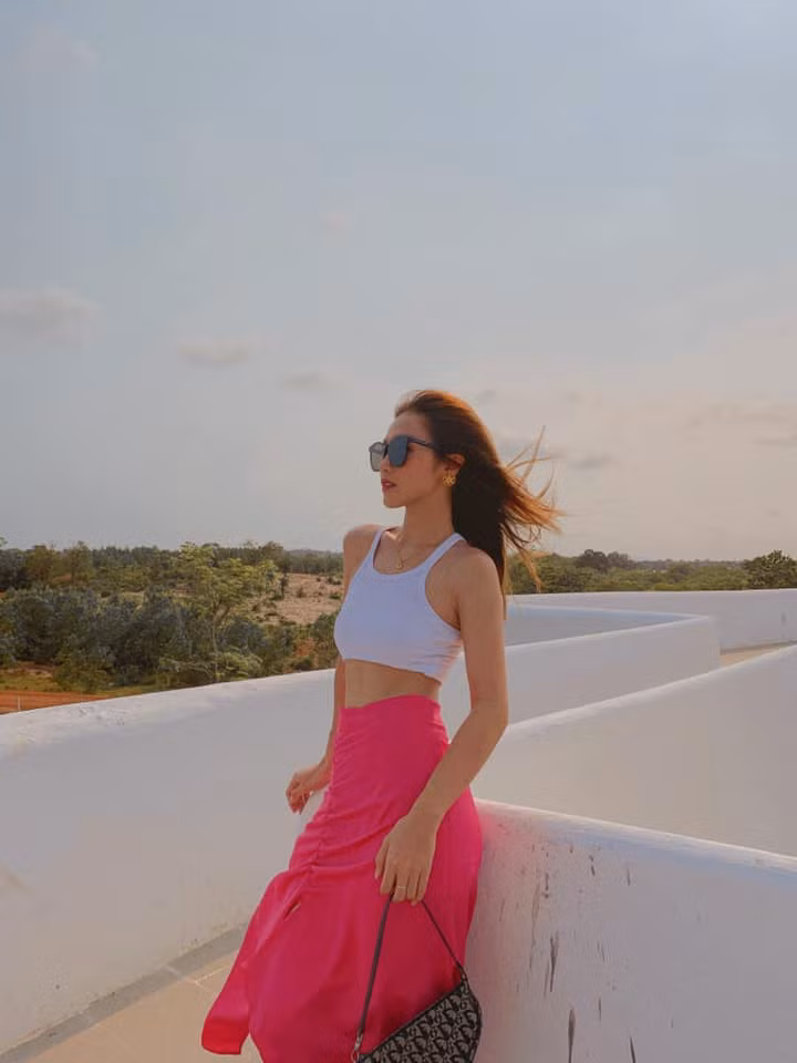 Ngoài ra, người đẹp sinh năm 1997 còn lấn sân lĩnh vực ca hát, xây dựng hình tượng người nghệ sĩ đa năng.