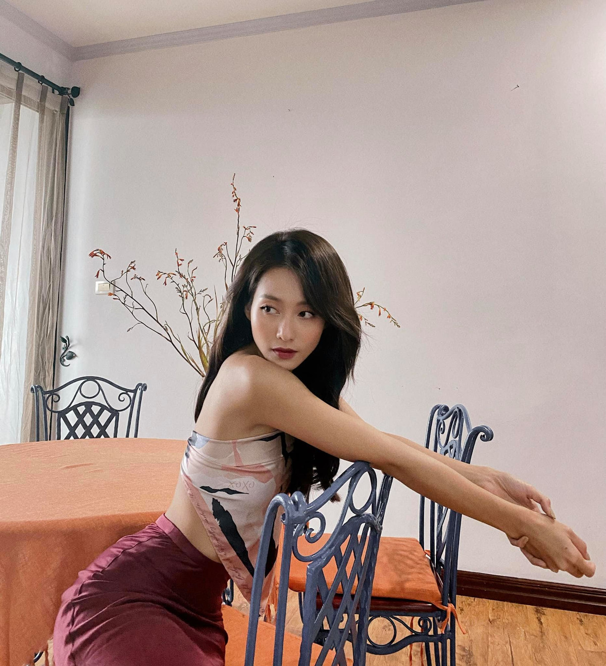 Khả Ngân vốn sở hữu vóc dáng mảnh mai, gợi cảm. Với lợi thế hình thể đẹp, cô nàng mặc gì cũng xinh.