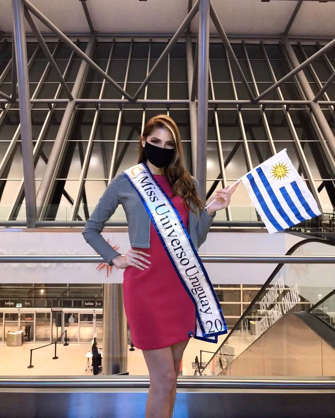 Lola de los Santos Biccò - đại diện Uruguay - là thí sinh chuyển giới duy nhất tham dự cuộc thi Miss Universe 2020 đang diễn ra tại Florida, Mỹ. Trước đó vào năm 2018, cuộc thi Miss Universe đánh dấu sự chuyển biến ấn tượng khi chào đón người đẹp chuyển giới Angela Ponce - đại diện của Tây Ban Nha tham gia dự thi.