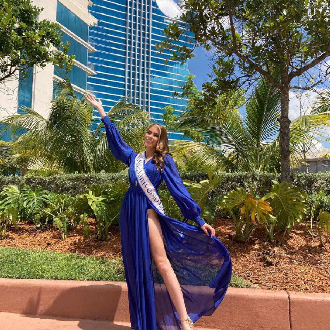 Tuy nhiên, đỉnh cao sự nghiệp của Santos Biccò là khi cô mạnh dạn đăng ký tham dự cuộc thi Miss Universe Uruguay và giành được danh hiệu cấp quốc gia.