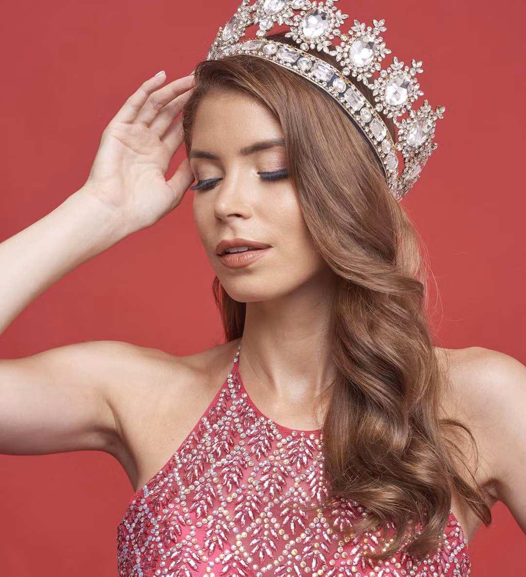 Kể từ đó đến nay, sân chơi Miss Universe mở rộng cửa chào đón các người đẹp chuyển giới. Santos Biccò được đánh giá là thí sinh ấn tượng của cuộc thi năm nay với chiều cao nổi trội và nhan sắc quyến rũ.