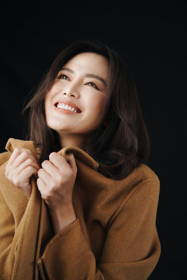 Bộ ảnh được chụp với concept mùa đông ấm áp. Hoa hậu Thu Thuỷ diện áo khoác thanh lịch, trang điểm nhẹ nhàng nhưng vẫn toát lên nét đẹp thanh khiết, trong trẻo tựa các minh tinh Hàn Quốc.