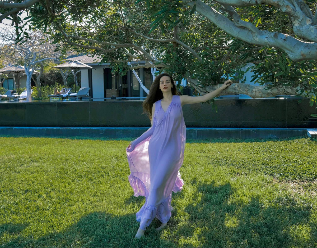 Khoảnh khắc thảnh thơi khoe dáng của bà mẹ trẻ khiến fan xuýt xoa khen ngợi.