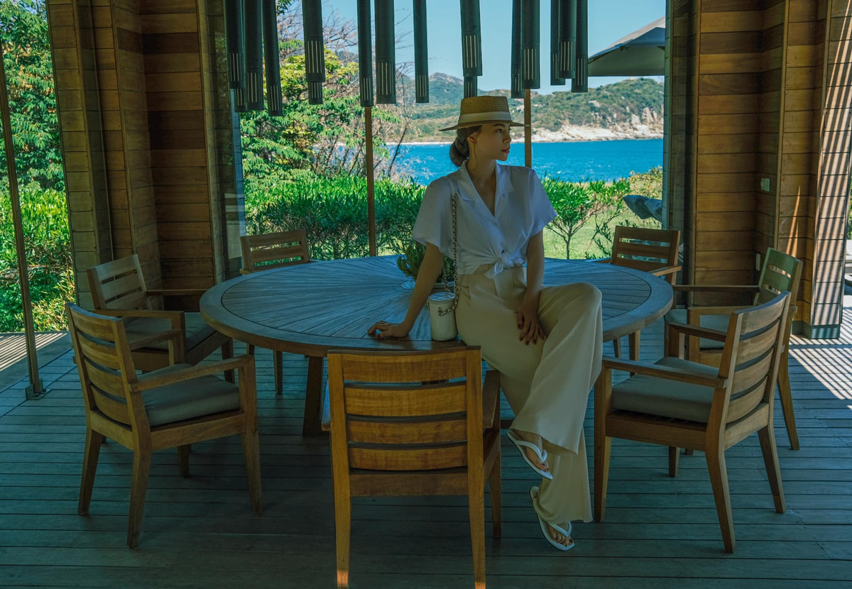 Trong chuyến nghỉ dưỡng, Hồ Ngọc Hà đi cùng Kim Lý, Lý Quí Khánh. Cặp sinh đôi Lisa - Leon nhà Hồ Ngọc Hà được ông bà ngoại chăm sóc.