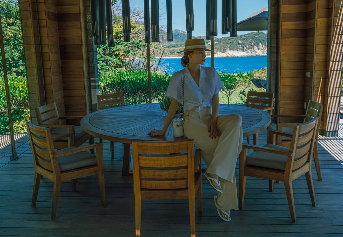 Trong chuyến nghỉ dưỡng, Hồ Ngọc Hà đi cùng Kim Lý, Lý Quí Khánh. Cặp sinh đôi Lisa - Leon nhà Hồ Ngọc Hà được ông bà ngoại chăm sóc.