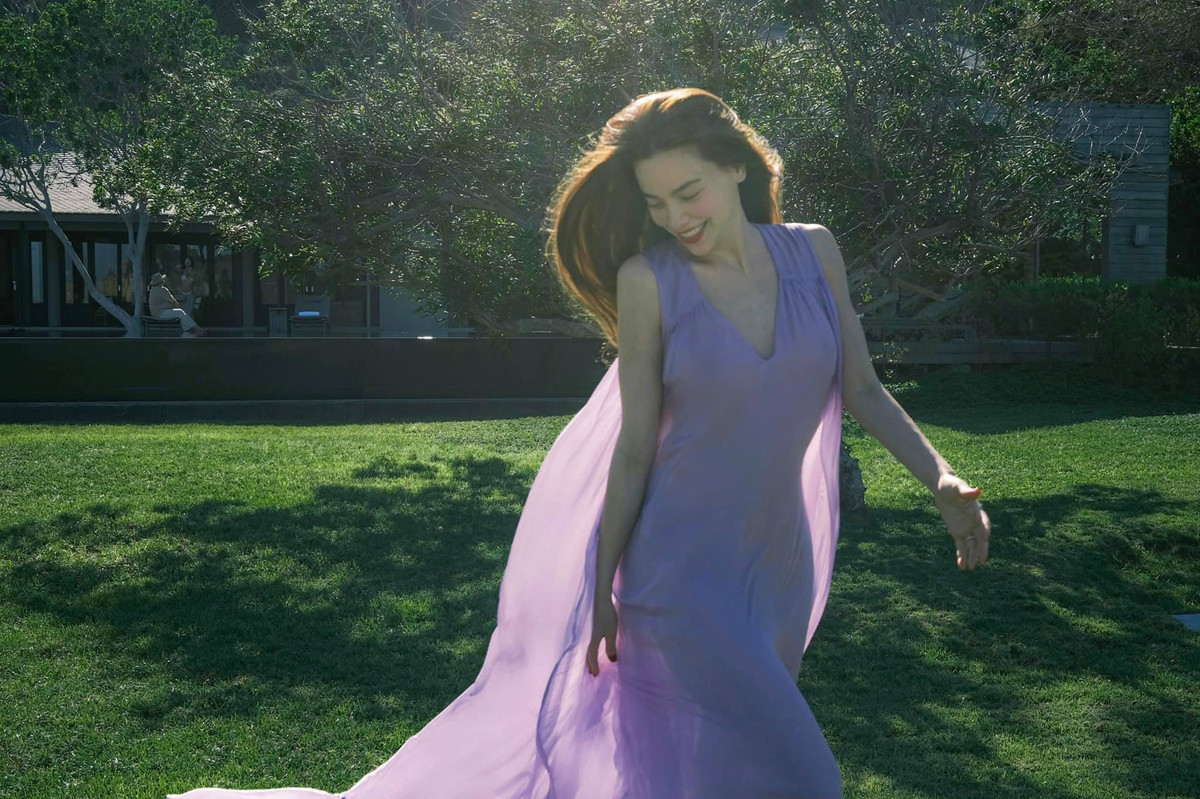 Nữ ca sĩ diện trang phục của NTK Lý Quí Khánh, khoe vẻ đẹp dịu dàng.