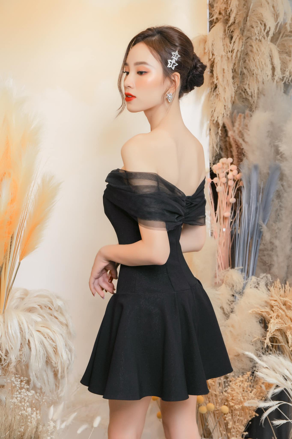 Trước Ái Nhi, Lê Âu Ngân Anh đoạt giải Á hậu 4 cuộc thi Hoa hậu Liên lục địa năm 2018. Trong khi đó, Tường Linh lọt Top 18 chung cuộc năm 2017, còn Hà Thu lọt Top 17 ở mùa giải năm 2015. Xem video "Lê Âu Ngân Anh bị tố biết trước câu hỏi ứng xử tại Hoa hậu Liên lục địa". Nguồn VTC14