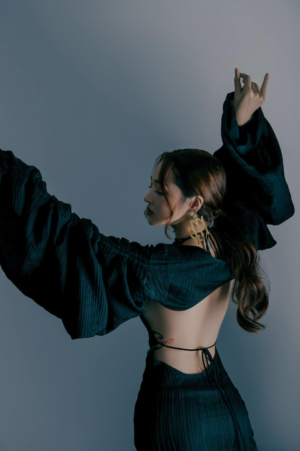 Người đẹp sinh năm 1992 khéo khoe tấm lưng ong nõn nà, vòng eo thon thả.