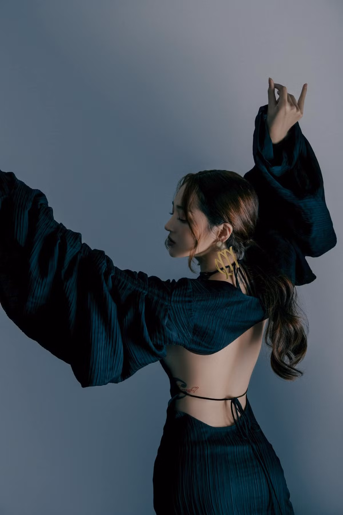 Người đẹp sinh năm 1992 khéo khoe tấm lưng ong nõn nà, vòng eo thon thả.